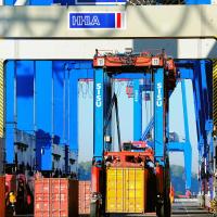 3944_0844 Transport von Containern mit einem Portalhubwagen zum Lagerplatz der Stahlbox. | 